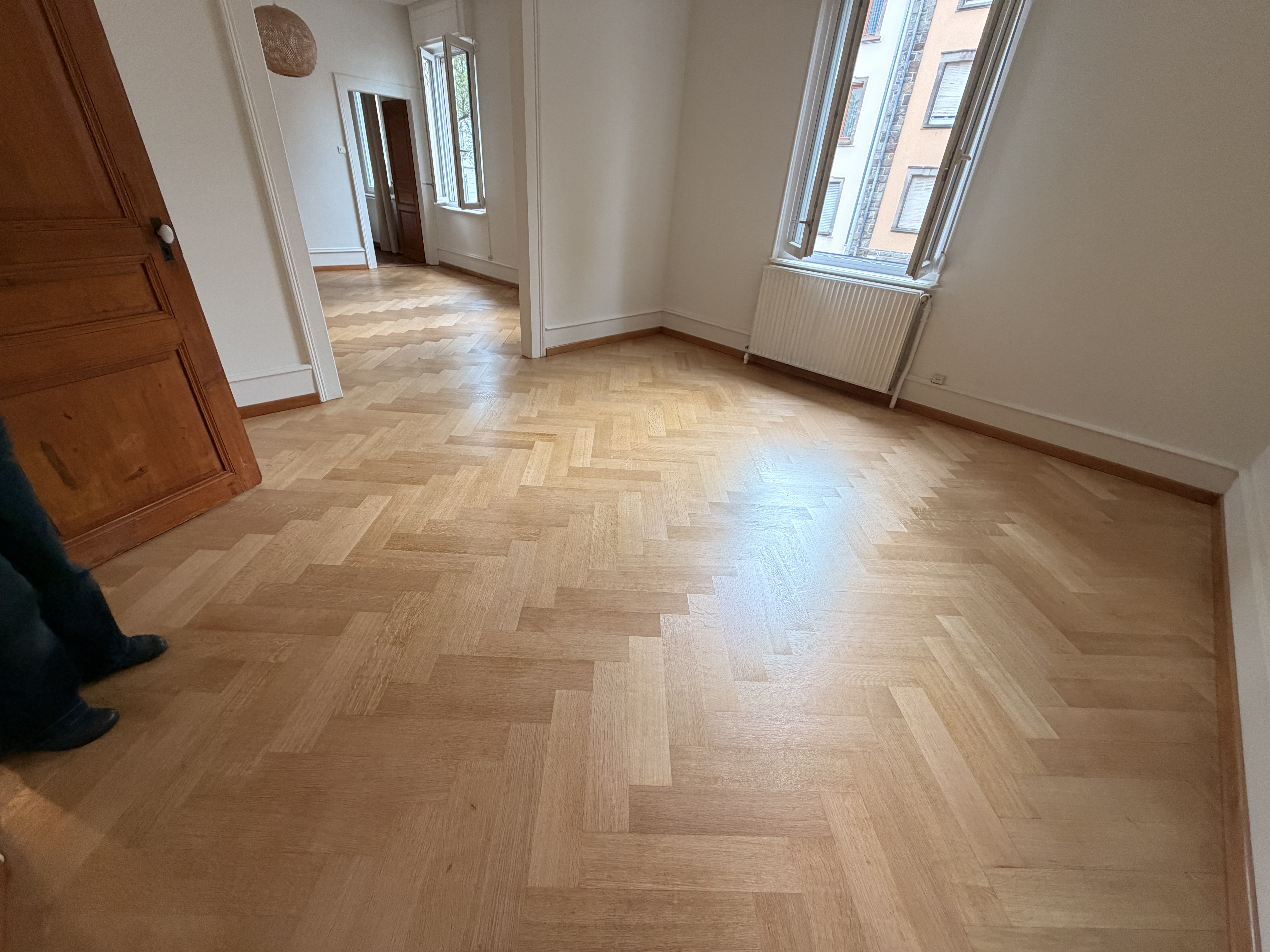Ponçage parquet en cours à Zimmersheim – Les Ponceurs Réunis
