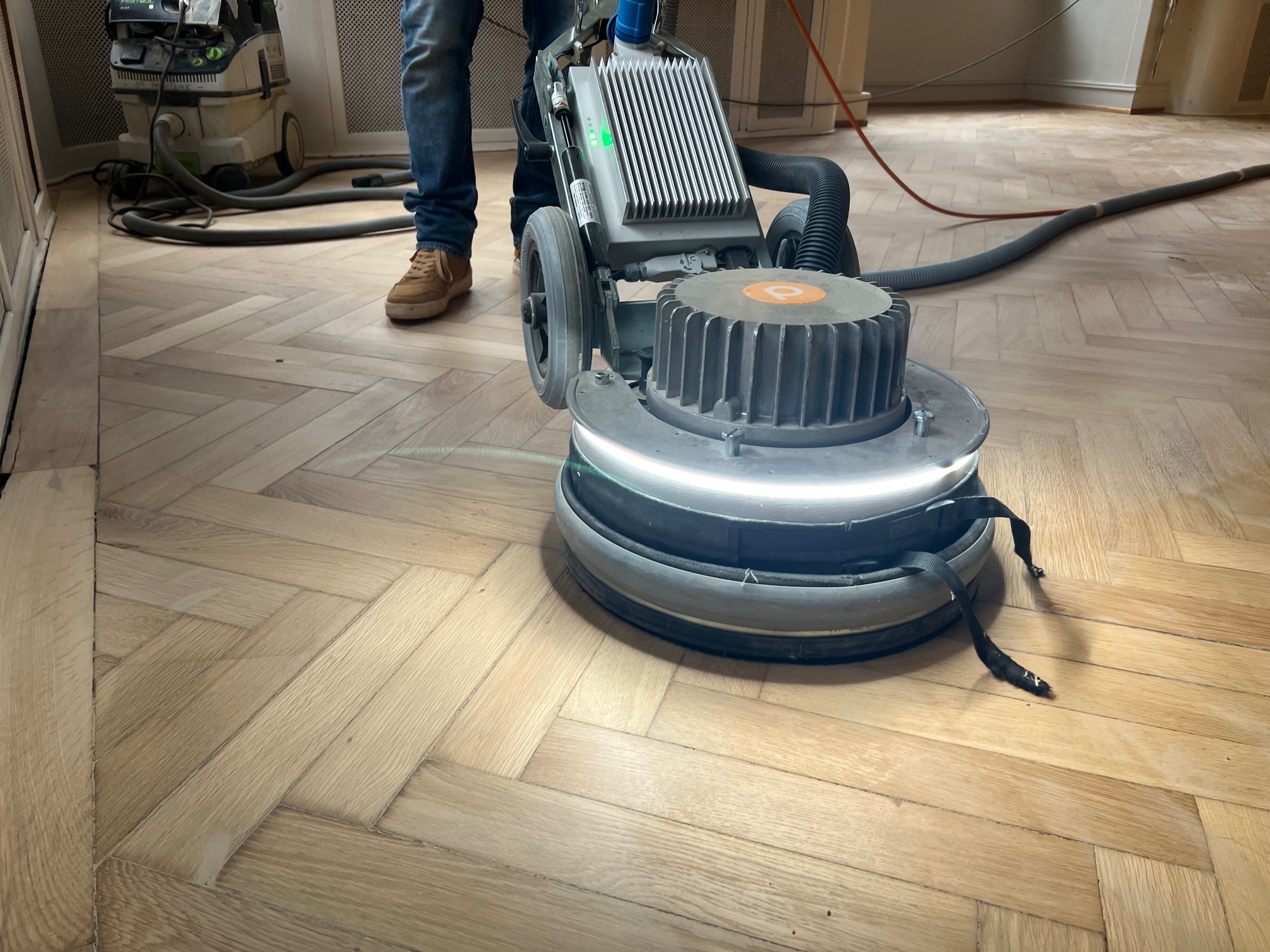 Prix vitrification parquet 2025 - 2026 : combien coûte une finition de qualité pour votre sol en bois ?