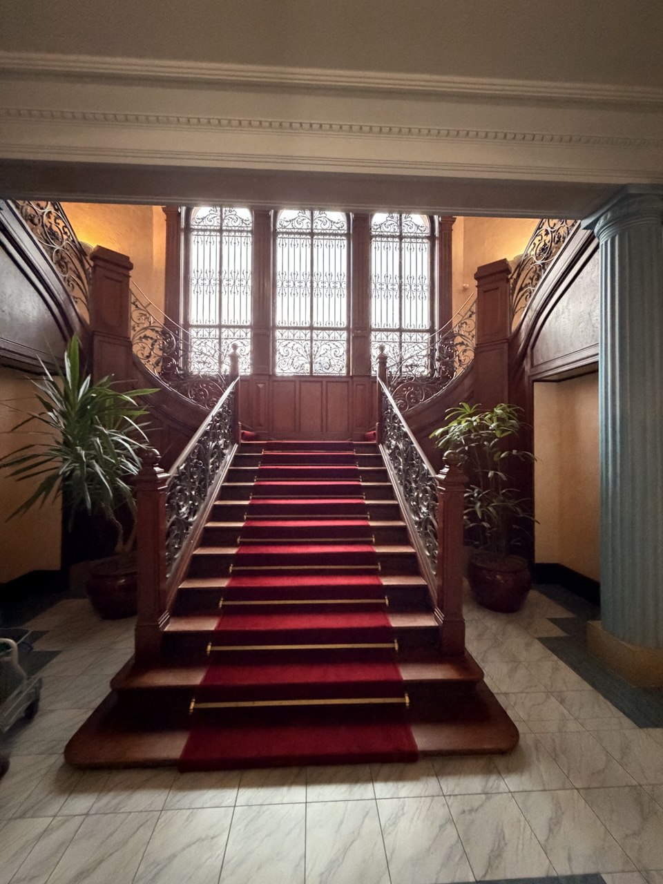 Sablage escalier bois : ponçage pro sans démontage (prix 2026)