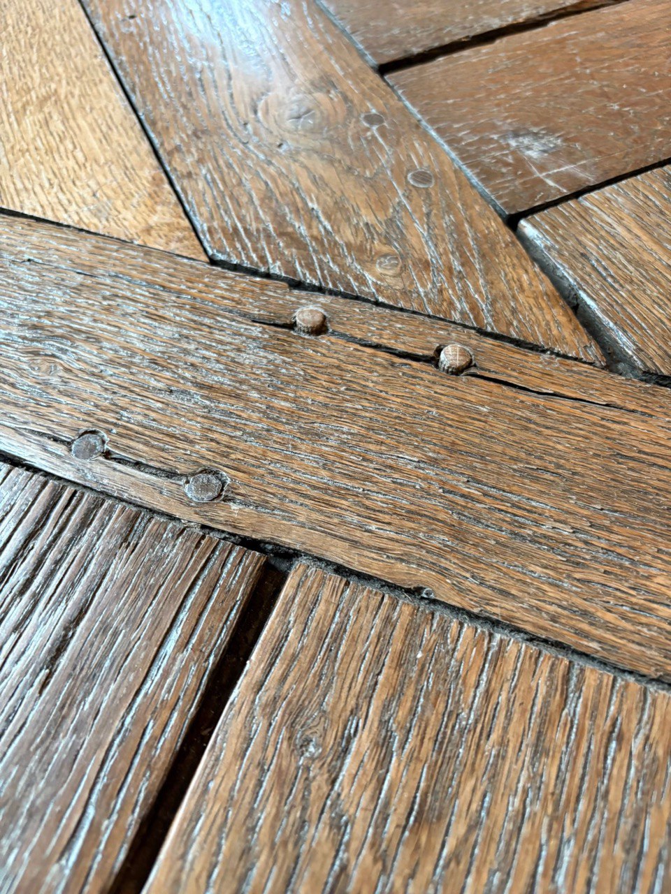 Reboucher les fentes d'un parquet ancien avec de la pâte à bois : l'erreur à ne pas commettre