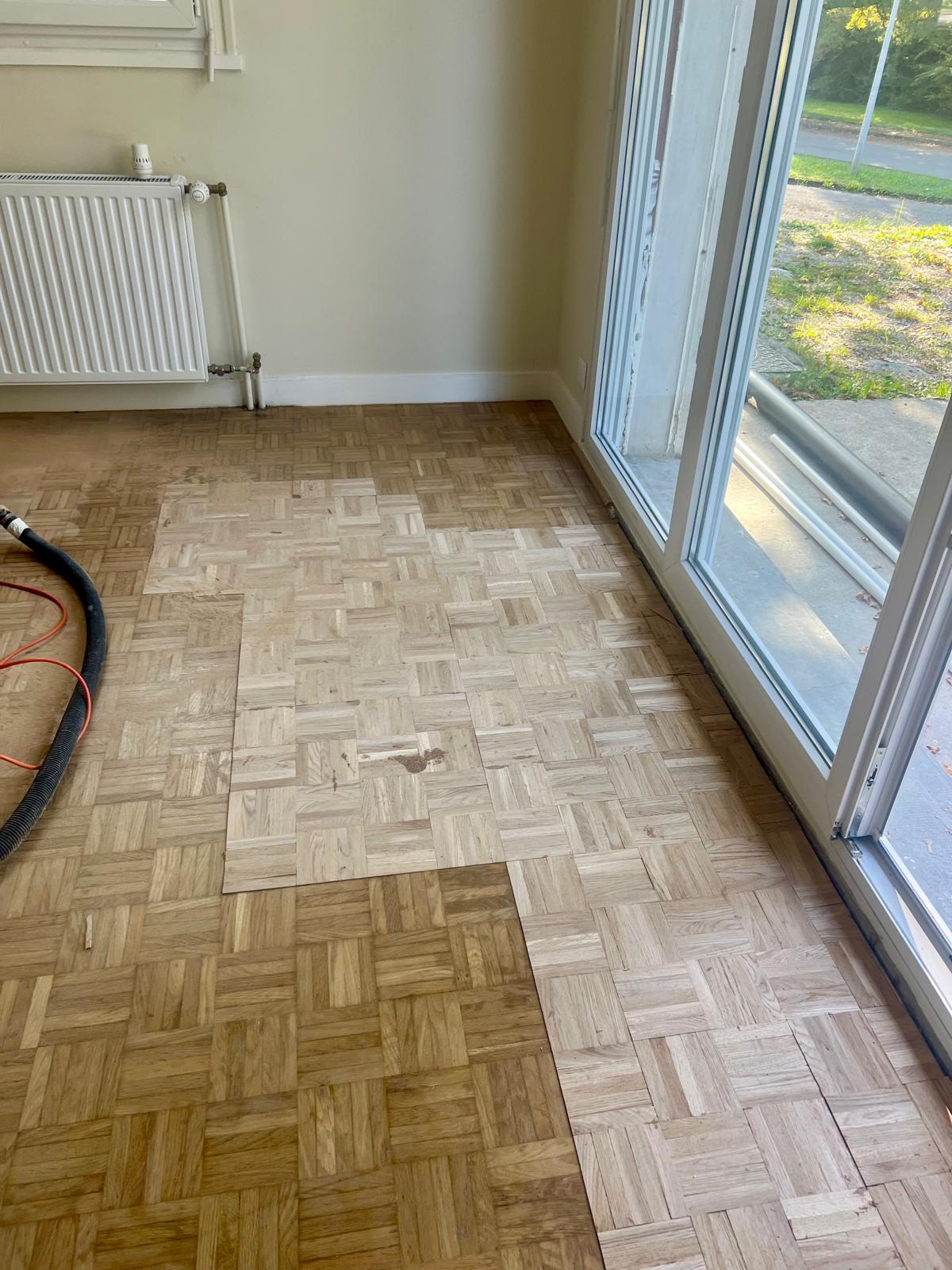 Dépose du parquet mosaïque endommagé