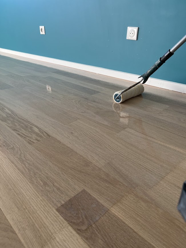 Application du vitrificateur au rouleau à poils courts sur un parquet