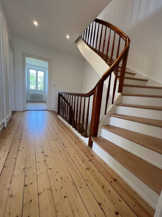 Ponçage et vitrification de parquets en hêtre